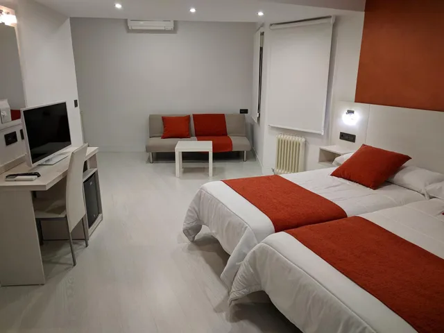 غرفة قياسية بسريرين منفصلين مع أريكة، Hotel Emperatriz I 2/9