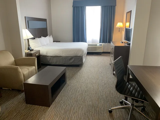 غرفة قياسية بسرير كينج، Wingate by Wyndham Southport 3/8