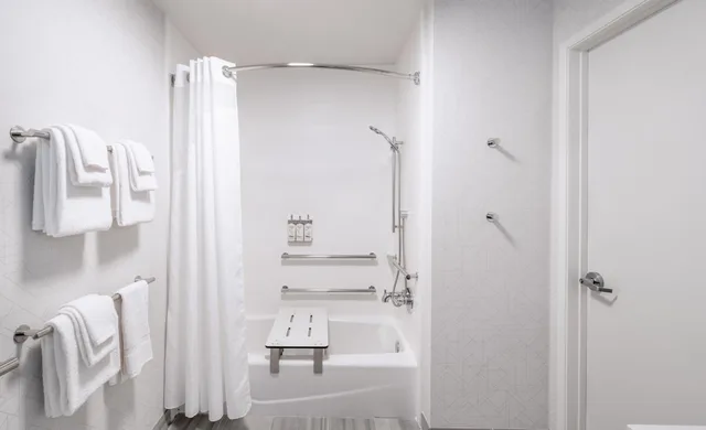 غرفة قياسية بسريرين كوين بحوض استحمام لذوي الإعاقة، Holiday Inn Express La Mesa Near SDSU 4/4