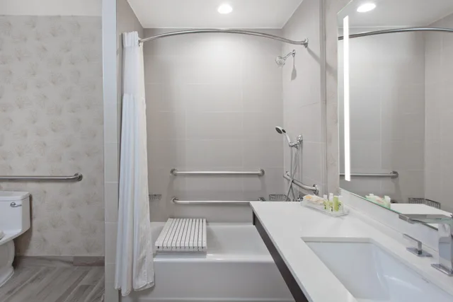 غرفة بريميوم بسرير كينج بمنطقة جلوس، Holiday Inn El Monte - Los Angeles 5/5