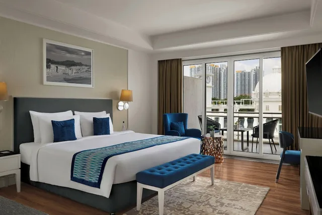 غرفة بريميوم بسرير كينج بإطلالة على المدينة، Amanora the Fern Hotels And Club 1/2
