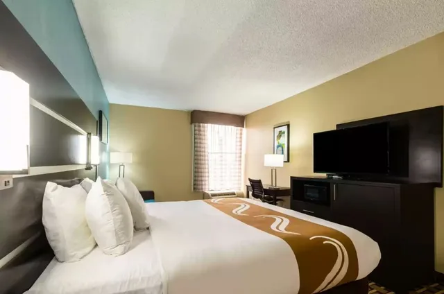 غرفة بسرير كينج لذوي الإعاقة، Quality Inn Houston East I-10 2/4