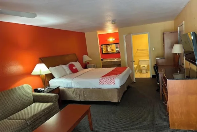 غرفة بريميوم بسرير كينج، Rodeway Inn & Suites Jefferson 1/3