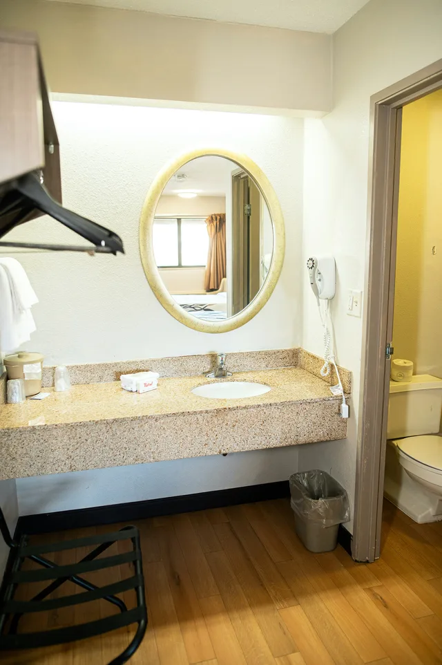 غرفة سوبيريور بسرير كينج، Red Roof Inn Rochester - Henrietta 4/4