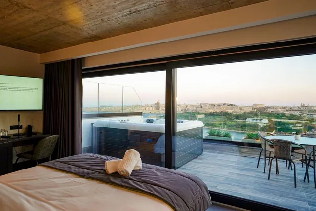 جناح بجاكوزي، The Londoner Hotel Sliema 6/10