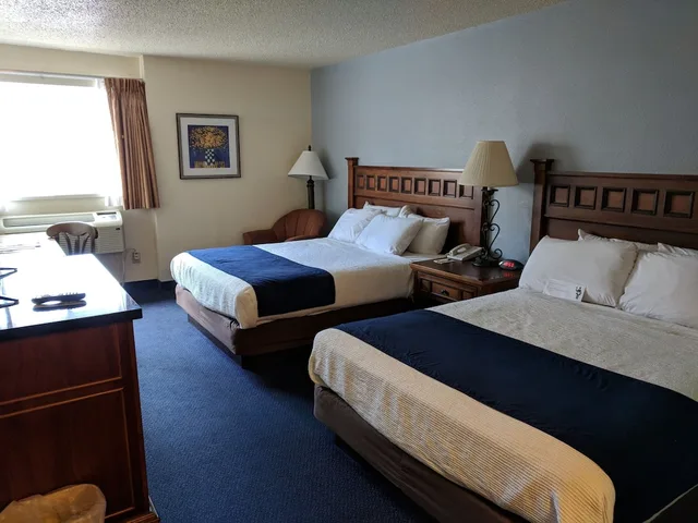 غرفة قياسية بسريرين كوين، Broadway Inn Conference Center 1/7