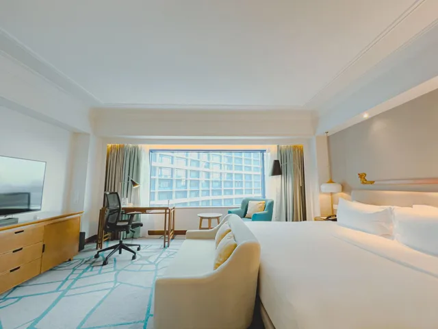 Deluxe, King Bed, LE MERIDIEN JAKARTA 3/9