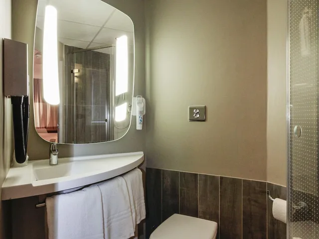 غرفة بسرير مزدوج وسريرين منفصلين، Ibis Cahors 5/6
