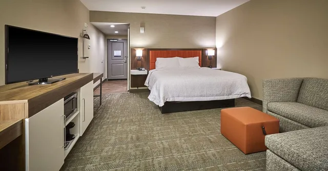 غرفة بسرير كينج مع أريكة لذوي الإعاقة، Hampton Inn and Suites Roseburg 1/3
