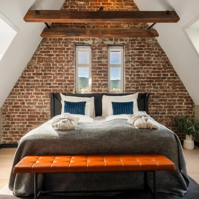 جناح جونيور، Home Hotel Bryggen 3/5