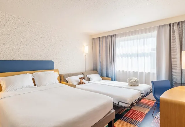 غرفة كومفورت بسرير كوين مع أريكة، B&B Hotel Lyon Nord 4 Stars 3/10