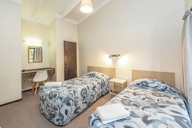 غرفة عائلية بسرير كوين وسريرين منفصلين بمطبخ، Riverside Motel 1/3