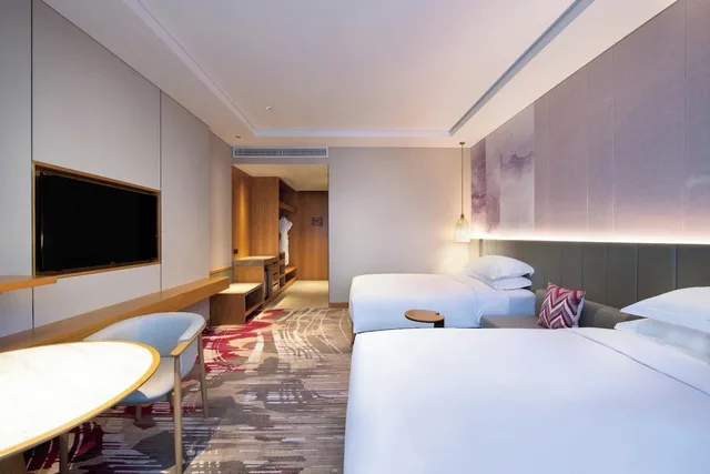 غرفة قياسية بسريرين منفصلين بإطلالة على البحيرة، Crowne Plaza Huzhou 2/5