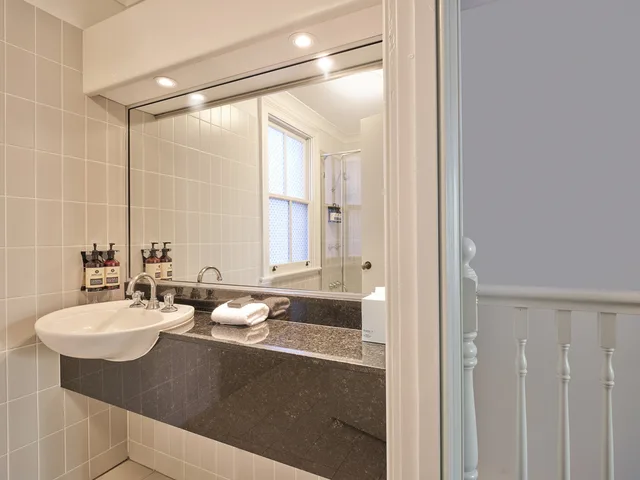 غرفة بسرير مزدوج بشرفة، Rendezvous Hotel Sydney The Rocks 4/4