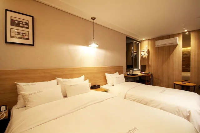 غرفة ديلوكس بسرير مزدوج وسرير فردي، 2Day Hotel 1/6