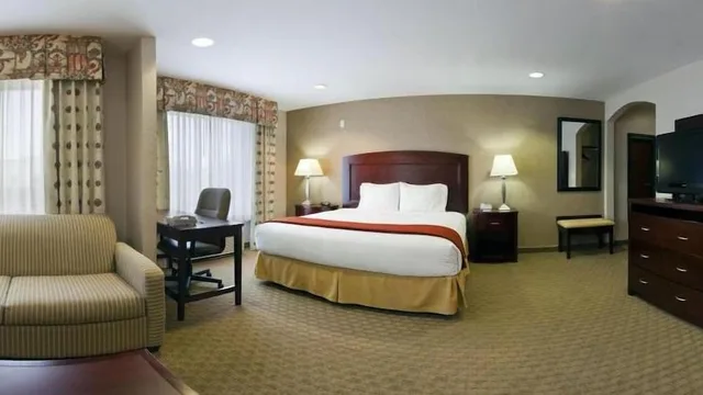Suite, King Bed, Extra Floor Space, Sofa، Holiday Inn Express Hotel Suites College Station 4/10
