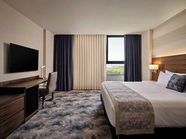 Standard King Room, Pickering Casino Resort Hotel 2/3