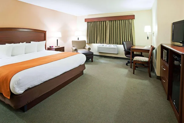 غرفة تنفيذية بسرير كينج، AmericInn by Wyndham Fargo West Acres 1/1