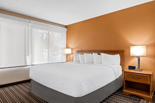 جناح استوديو بسرير كينج بحوض جاكوزي، Days Inn By Wyndham Black River Falls 1/6