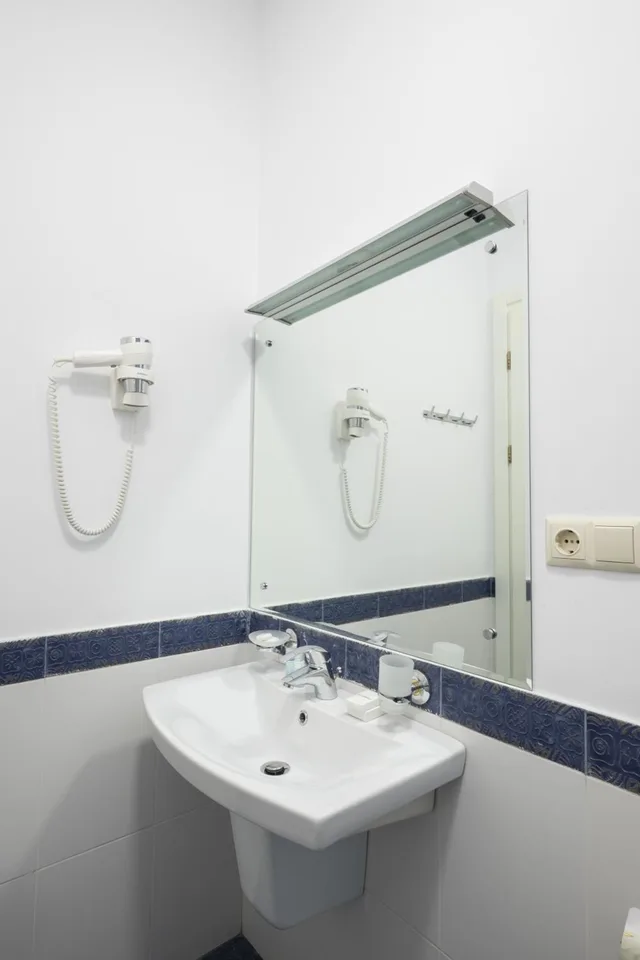 جناح جونيور، Hotel Rustaveli 4/8