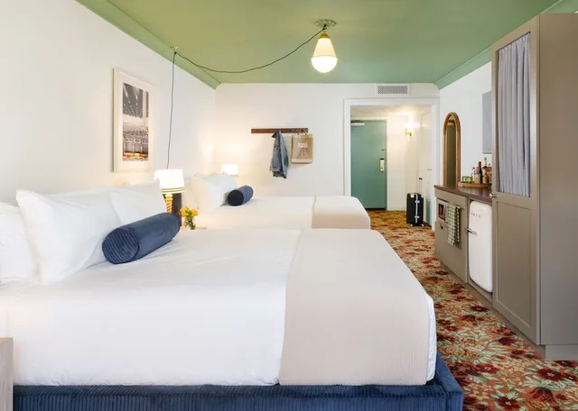 غرفة قياسية بسريرين كوين، Palihouse West Hollywood 1/5