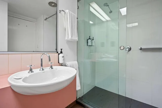 Upgrade, 1 Queen and 1 Single Bed، Comfort Inn The Pier 4/6