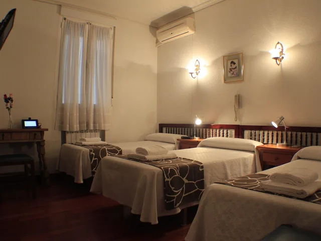 Basic, Triple, City or Patio View, Bathtub، Hostal Esmeralda 1/1