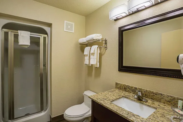 غرفة بسرير كينج، Clarion Inn & Suites Evansville Eastland Area 6/6