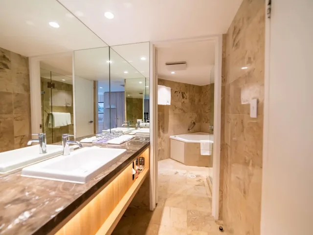 Junior Suite, King Bed, 2 Queen Beds, Bay View, Bathtub، The Brighton Hotel Sydney - Mgallery Collection 6/9