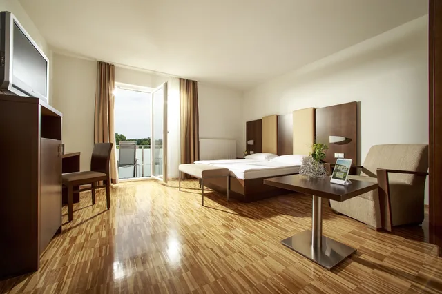 غرفة كومفورت بسرير كوين بشرفة، Toscanina - Hotel Garni 4/6