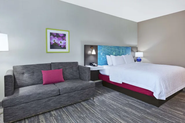 Room, King Bed, Sofa, Hampton Inn Sedalia Mo 1/3