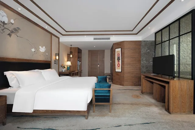 Superior, Suite, King Bed, City View, Grand Mercure Kunming South 1/3