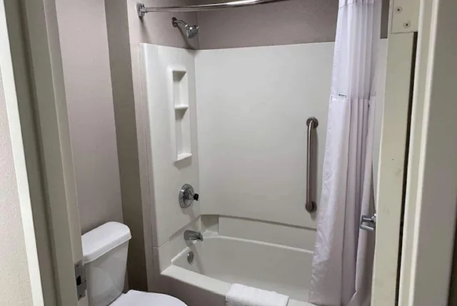 جناح بسرير كينج بغرفة نوم واحدة، Baymont By Wyndham Topeka 5/5