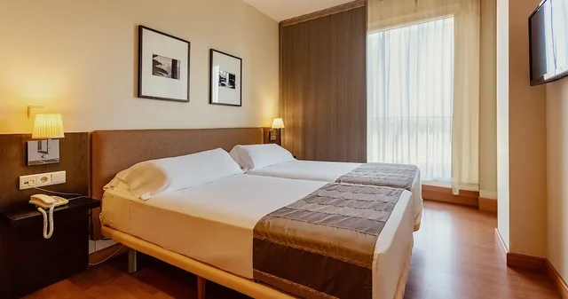 غرفة عائلية ثلاثية بثلاثة أسرّة، Hotel Vertice Sevilla 3/5