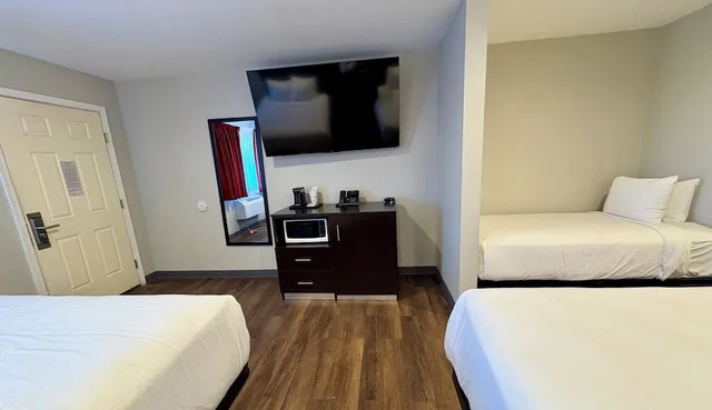 Room, 1 Single and 2 Queen Beds، Americas Best Value Inn-Wall 5/8