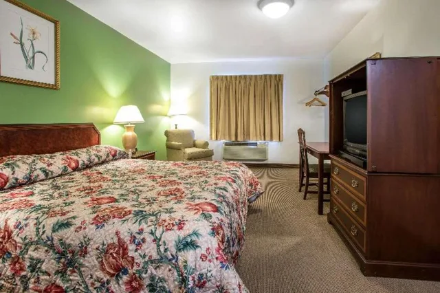غرفة بسرير كينج لذوي الإعاقة، Passport Inn Paradise PA 1/4