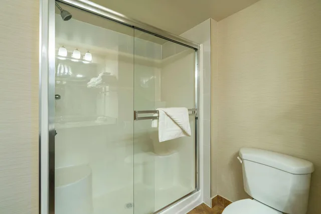 Upgrade, Suite, King Bed، Comfort Inn & Suites Surrey 5/6