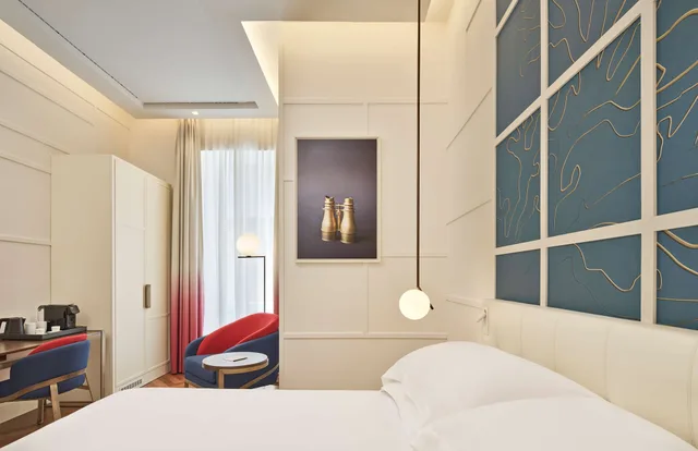 Superior Double Room with King Bed، De Bonart Naples, Curio Collection by Hilton 3/8