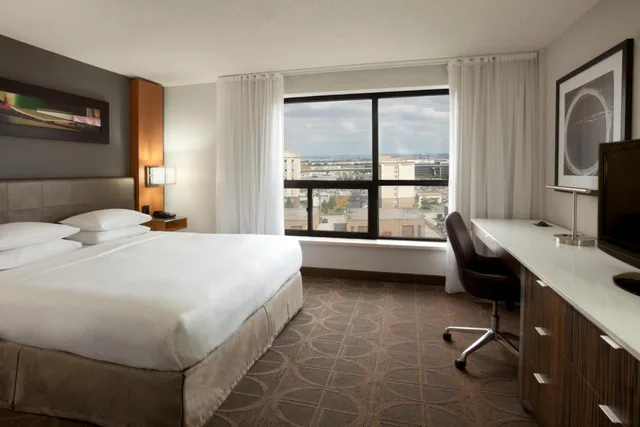 غرفة بسرير كينج، Hilton Toronto Airport Hotel & Suites 1/3