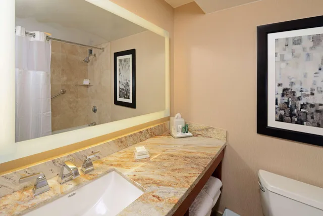 Room, Double Bed, Golf Course View، The Inverness Denver, a Hilton Golf & Spa Resort 1/1