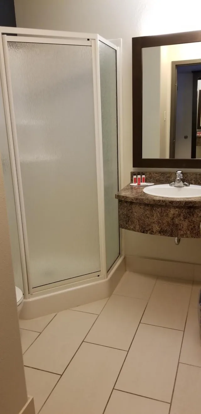 غرفة ديلوكس بسرير كينج بجاكوزي، Super 8 By Wyndham Lachenaie/Terrebonne 8/9
