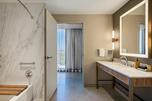 Guest Room, Deluxe, King Bed, Hall Park Hotel Autograph Collection 5/7