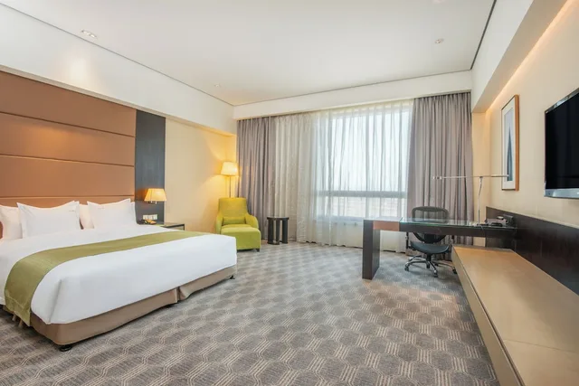غرفة قياسية بسرير كينج مع دخول صالة النادي في طابق مرتفع، Holiday Inn Nantong Oasis International 2/6