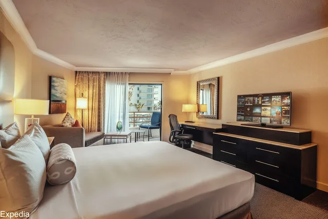 Tower, Huntington, King Bed, Partial Ocean View, The Waterfront Beach Resort, a Hilton Hotel 1/7