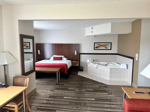 غرفة ديلوكس بسرير كينج بحوض جاكوزي، Northfield Inn Suites Conference Center 2/3