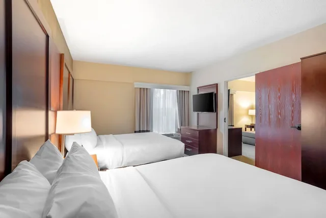 جناح عائلي بسريرين كوين بغرفة نوم واحدة مع أريكة، Comfort Suites State College near Penn State 3/5