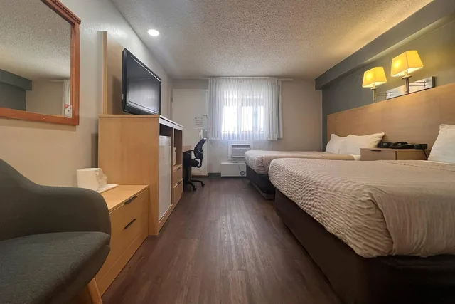 غرفة قياسية بسريرين مزدوجين يُسمح فيها بالحيوانات الأليفة، Econo Lodge Calgary Motel Village 4/10
