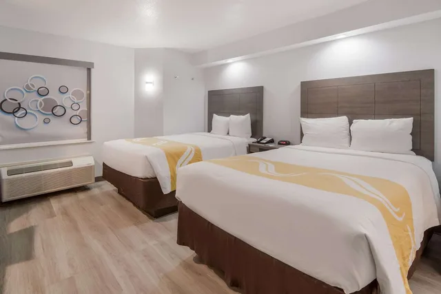 غرفة بسريرين مزدوجين، Quality Inn and Suites Richardson-Dallas 3/5