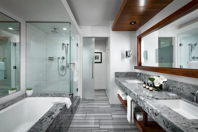Signature, Harbor, Suite, King Bed, Harbour View، Fairmont Pacific Rim 2/2