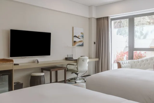 غرفة بسريرين منفصلين بإطلالة على الفناء، Hilton Lijiang 3/5